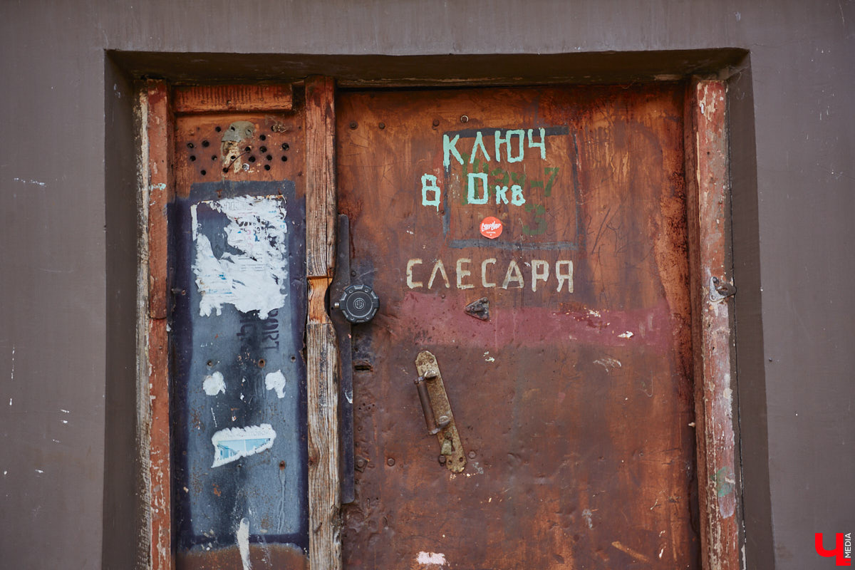 Как выглядят дома на центральных улицах города с другой стороны, где гораздо меньше туристов? «Ключ-Медиа» прогулялся по задворкам, что в сотнях метрах от исторических достопримечательностей, и сравнил, соответствует ли увиденное заявленному. Так ли хороша областная столица, как о ней пишут в брошюрах для приезжих гостей?