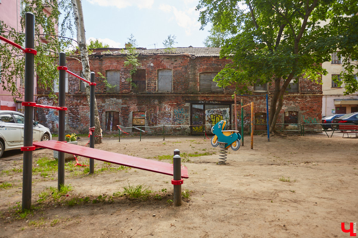 Как выглядят дома на центральных улицах города с другой стороны, где гораздо меньше туристов? «Ключ-Медиа» прогулялся по задворкам, что в сотнях метрах от исторических достопримечательностей, и сравнил, соответствует ли увиденное заявленному. Так ли хороша областная столица, как о ней пишут в брошюрах для приезжих гостей?