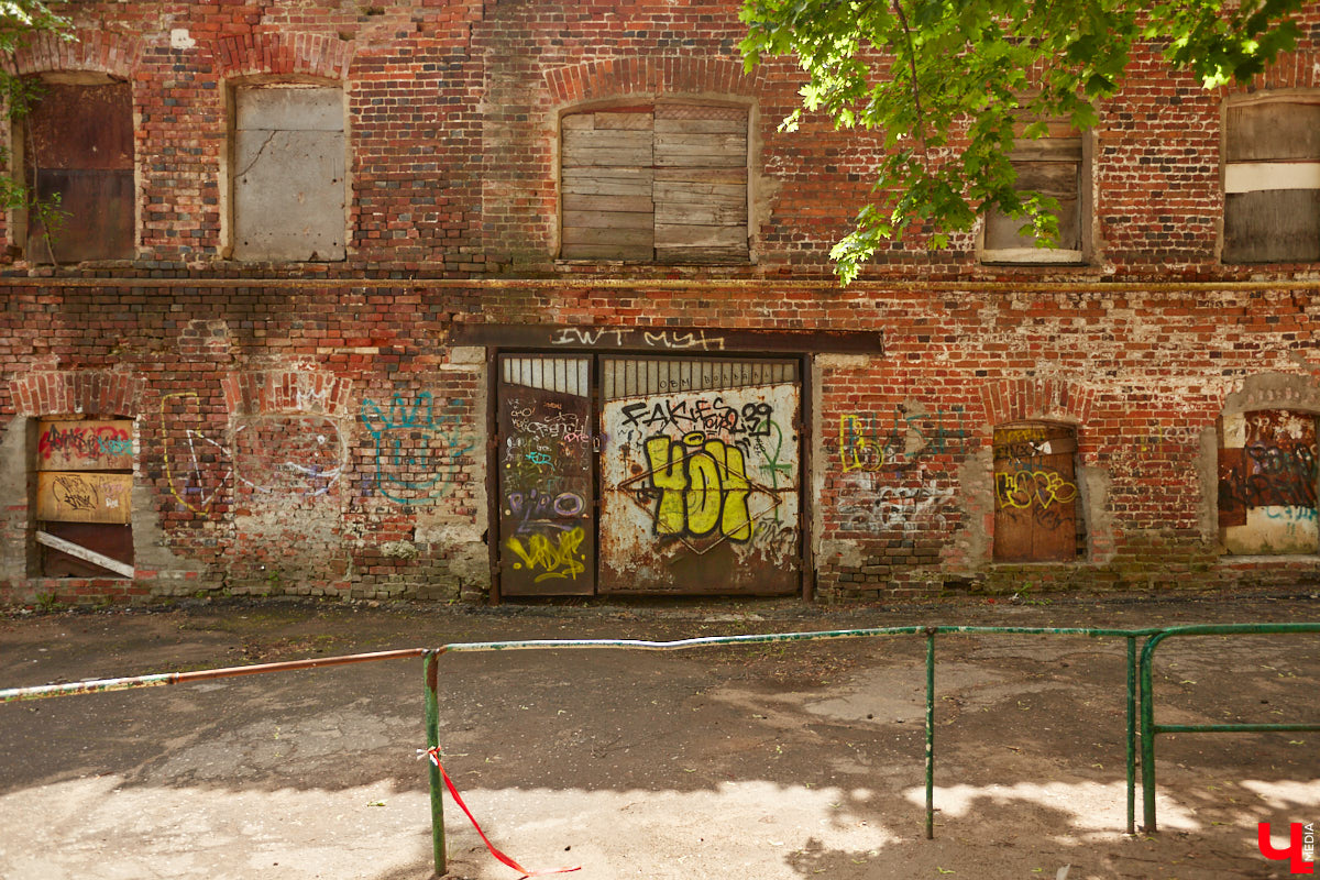 Как выглядят дома на центральных улицах города с другой стороны, где гораздо меньше туристов? «Ключ-Медиа» прогулялся по задворкам, что в сотнях метрах от исторических достопримечательностей, и сравнил, соответствует ли увиденное заявленному. Так ли хороша областная столица, как о ней пишут в брошюрах для приезжих гостей?