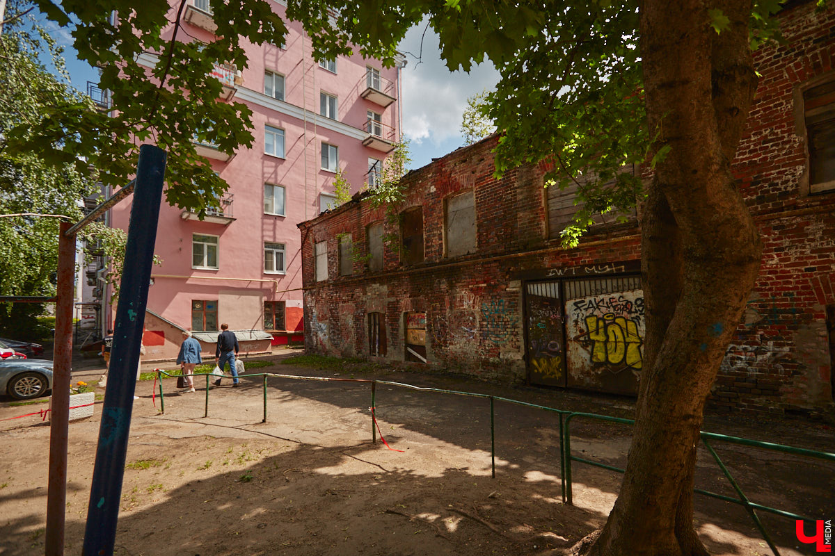 Как выглядят дома на центральных улицах города с другой стороны, где гораздо меньше туристов? «Ключ-Медиа» прогулялся по задворкам, что в сотнях метрах от исторических достопримечательностей, и сравнил, соответствует ли увиденное заявленному. Так ли хороша областная столица, как о ней пишут в брошюрах для приезжих гостей?