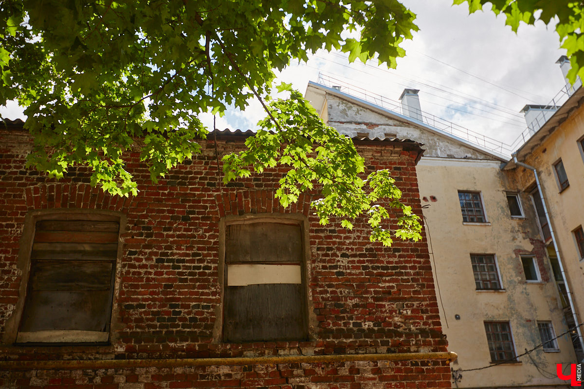 Как выглядят дома на центральных улицах города с другой стороны, где гораздо меньше туристов? «Ключ-Медиа» прогулялся по задворкам, что в сотнях метрах от исторических достопримечательностей, и сравнил, соответствует ли увиденное заявленному. Так ли хороша областная столица, как о ней пишут в брошюрах для приезжих гостей?