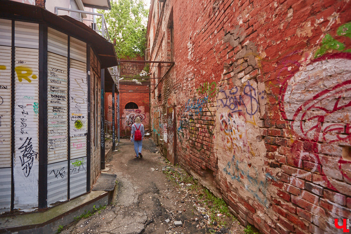 Как выглядят дома на центральных улицах города с другой стороны, где гораздо меньше туристов? «Ключ-Медиа» прогулялся по задворкам, что в сотнях метрах от исторических достопримечательностей, и сравнил, соответствует ли увиденное заявленному. Так ли хороша областная столица, как о ней пишут в брошюрах для приезжих гостей?