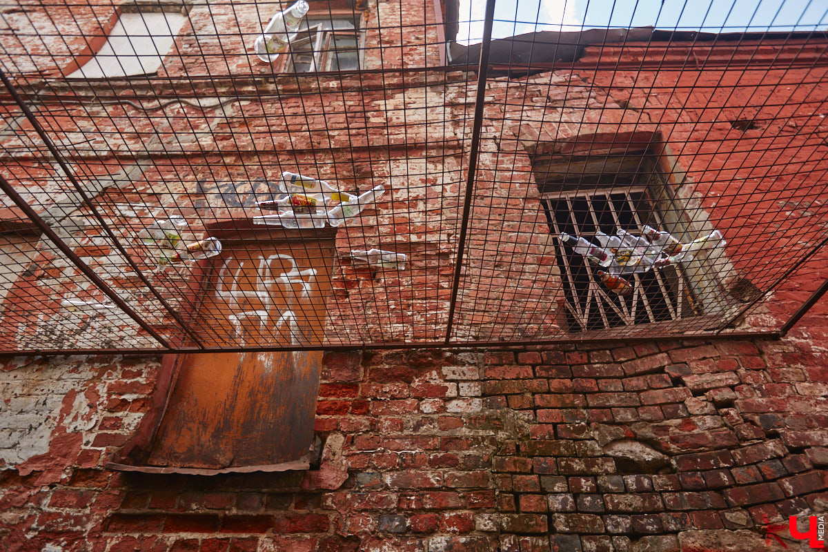 Как выглядят дома на центральных улицах города с другой стороны, где гораздо меньше туристов? «Ключ-Медиа» прогулялся по задворкам, что в сотнях метрах от исторических достопримечательностей, и сравнил, соответствует ли увиденное заявленному. Так ли хороша областная столица, как о ней пишут в брошюрах для приезжих гостей?