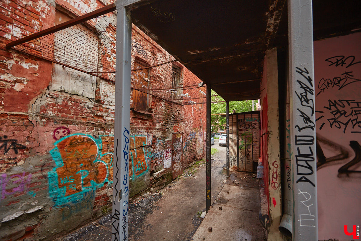 Как выглядят дома на центральных улицах города с другой стороны, где гораздо меньше туристов? «Ключ-Медиа» прогулялся по задворкам, что в сотнях метрах от исторических достопримечательностей, и сравнил, соответствует ли увиденное заявленному. Так ли хороша областная столица, как о ней пишут в брошюрах для приезжих гостей?