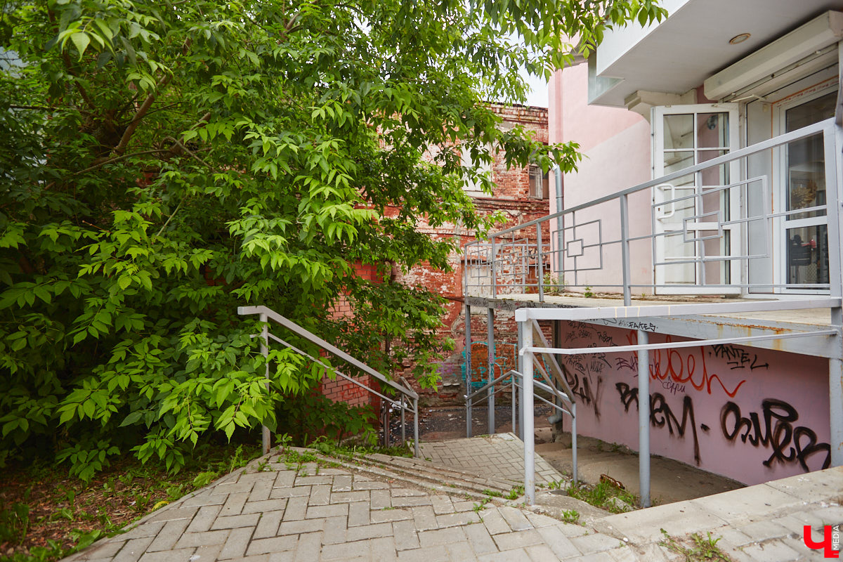 Как выглядят дома на центральных улицах города с другой стороны, где гораздо меньше туристов? «Ключ-Медиа» прогулялся по задворкам, что в сотнях метрах от исторических достопримечательностей, и сравнил, соответствует ли увиденное заявленному. Так ли хороша областная столица, как о ней пишут в брошюрах для приезжих гостей?