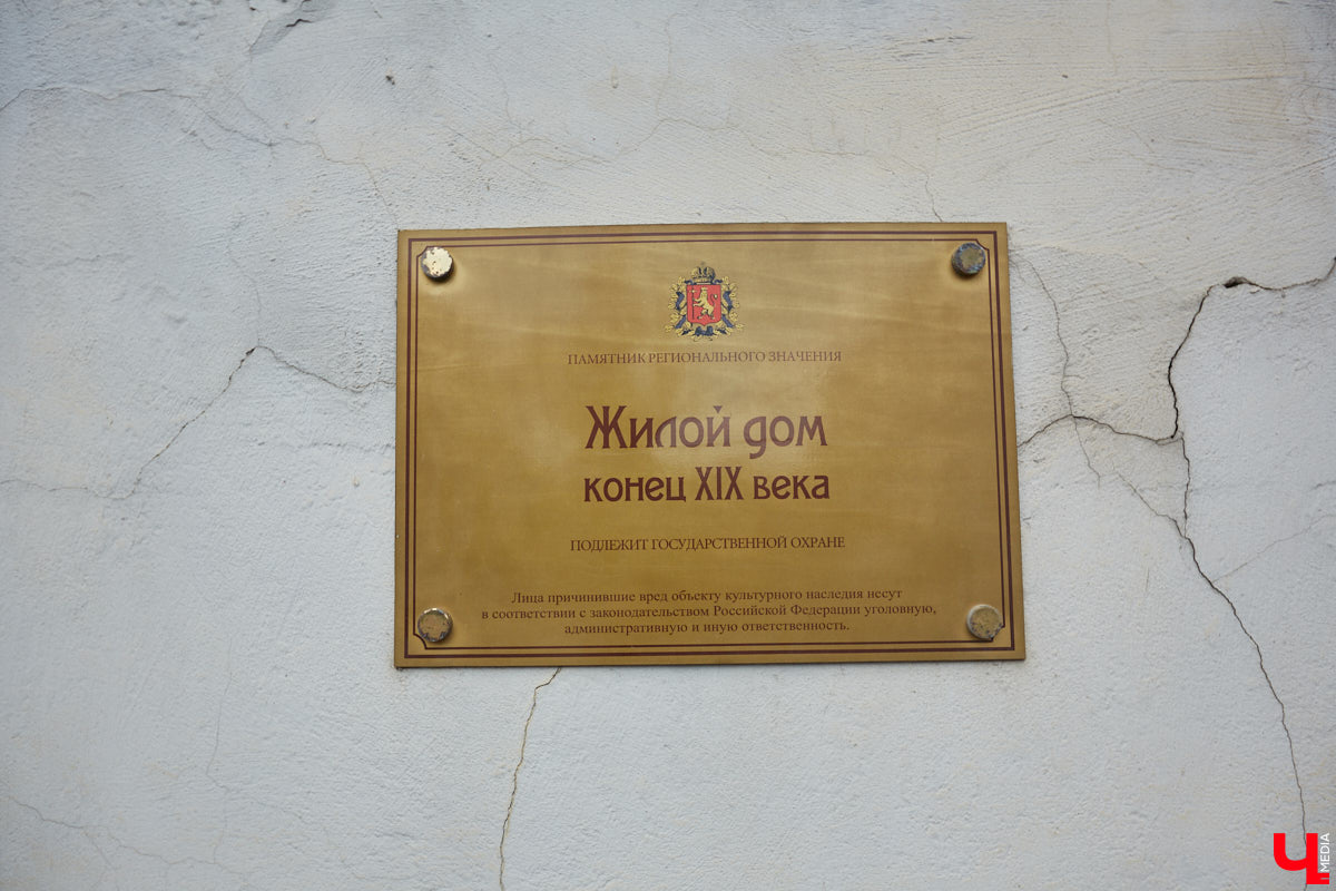 Как выглядят дома на центральных улицах города с другой стороны, где гораздо меньше туристов? «Ключ-Медиа» прогулялся по задворкам, что в сотнях метрах от исторических достопримечательностей, и сравнил, соответствует ли увиденное заявленному. Так ли хороша областная столица, как о ней пишут в брошюрах для приезжих гостей?