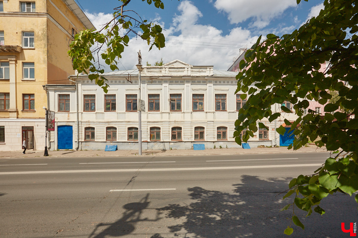 Как выглядят дома на центральных улицах города с другой стороны, где гораздо меньше туристов? «Ключ-Медиа» прогулялся по задворкам, что в сотнях метрах от исторических достопримечательностей, и сравнил, соответствует ли увиденное заявленному. Так ли хороша областная столица, как о ней пишут в брошюрах для приезжих гостей?