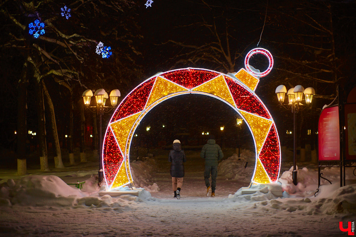 Будущее манит, поэтому уже сейчас предлагаем вам заглянуть в календарь на следующий год. А там, кстати, много чего интересного: сразу три праздных понедельника и четыре свободные пятницы, а еще длинные первомайские выходные и несколько рабочих суббот. Лучше к такому быть готовыми заранее.