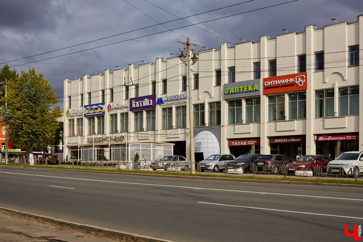 Здание администрации 33-го региона ждет ремонт. Но, вместо того чтобы «закатать» его белокаменные фасады в керамогранит, что, скорее всего, случится с владимирским ж/д вокзалом, их почистят и укрепят. Уже неплохо! «Ключ-Медиа» решил вспомнить, какие еще подобные объекты сохранились в городе в своем первозданном виде, ну и каким повезло чуть меньше.