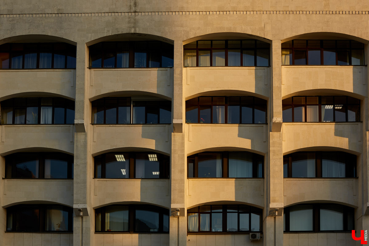 Здание администрации 33-го региона ждет ремонт. Но, вместо того чтобы «закатать» его белокаменные фасады в керамогранит, что, скорее всего, случится с владимирским ж/д вокзалом, их почистят и укрепят. Уже неплохо! «Ключ-Медиа» решил вспомнить, какие еще подобные объекты сохранились в городе в своем первозданном виде, ну и каким повезло чуть меньше.