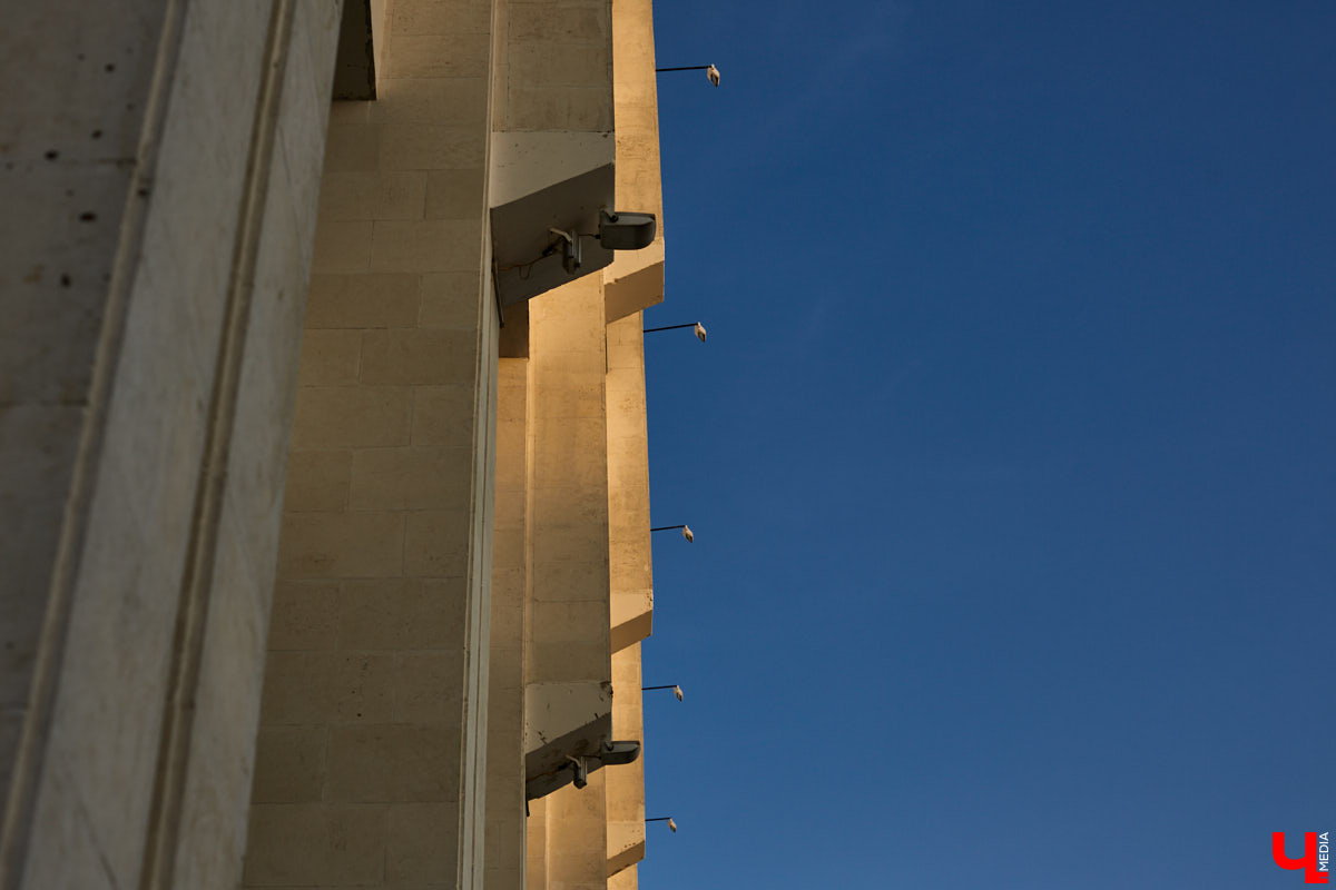 Здание администрации 33-го региона ждет ремонт. Но, вместо того чтобы «закатать» его белокаменные фасады в керамогранит, что, скорее всего, случится с владимирским ж/д вокзалом, их почистят и укрепят. Уже неплохо! «Ключ-Медиа» решил вспомнить, какие еще подобные объекты сохранились в городе в своем первозданном виде, ну и каким повезло чуть меньше.