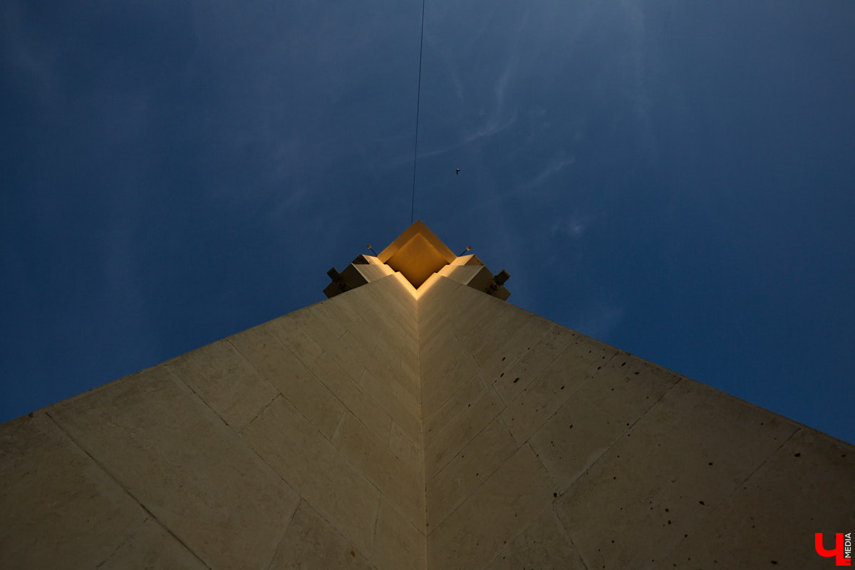 Здание администрации 33-го региона ждет ремонт. Но, вместо того чтобы «закатать» его белокаменные фасады в керамогранит, что, скорее всего, случится с владимирским ж/д вокзалом, их почистят и укрепят. Уже неплохо! «Ключ-Медиа» решил вспомнить, какие еще подобные объекты сохранились в городе в своем первозданном виде, ну и каким повезло чуть меньше.