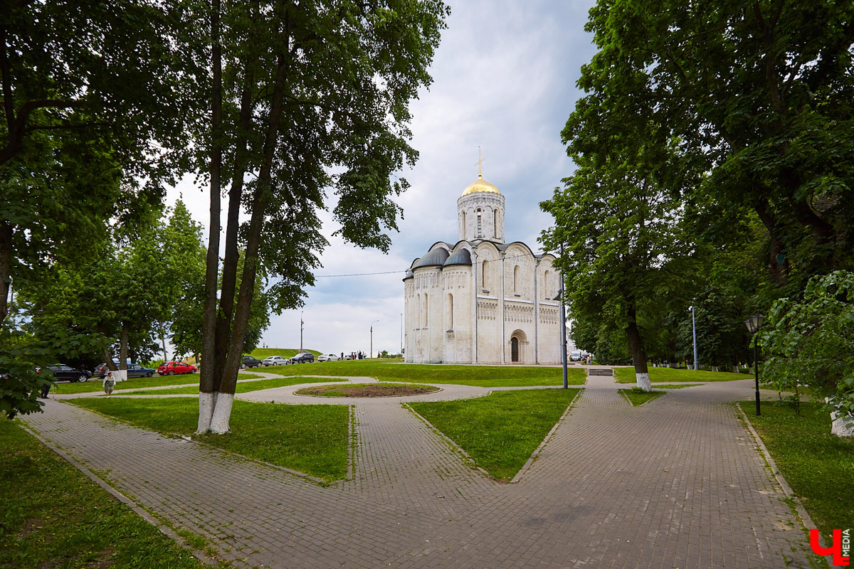 Здание администрации 33-го региона ждет ремонт. Но, вместо того чтобы «закатать» его белокаменные фасады в керамогранит, что, скорее всего, случится с владимирским ж/д вокзалом, их почистят и укрепят. Уже неплохо! «Ключ-Медиа» решил вспомнить, какие еще подобные объекты сохранились в городе в своем первозданном виде, ну и каким повезло чуть меньше.