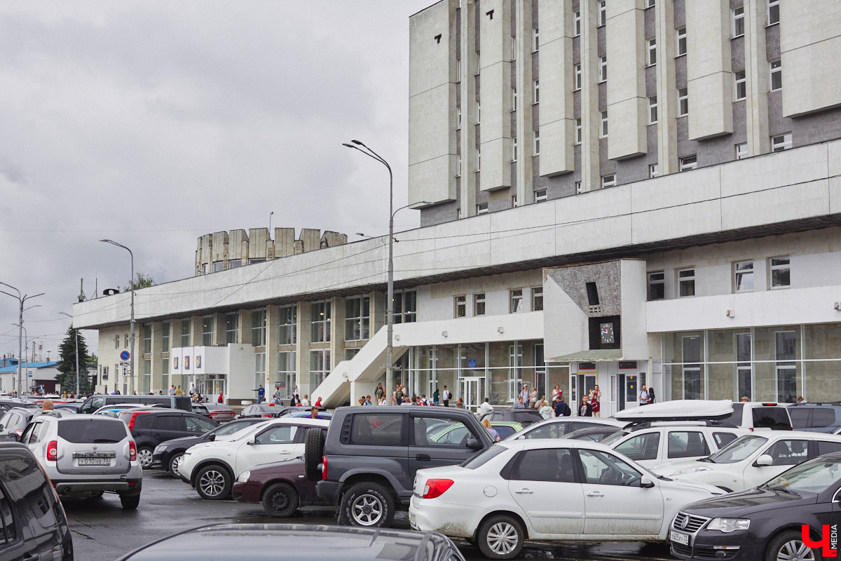 Здание администрации 33-го региона ждет ремонт. Но, вместо того чтобы «закатать» его белокаменные фасады в керамогранит, что, скорее всего, случится с владимирским ж/д вокзалом, их почистят и укрепят. Уже неплохо! «Ключ-Медиа» решил вспомнить, какие еще подобные объекты сохранились в городе в своем первозданном виде, ну и каким повезло чуть меньше.