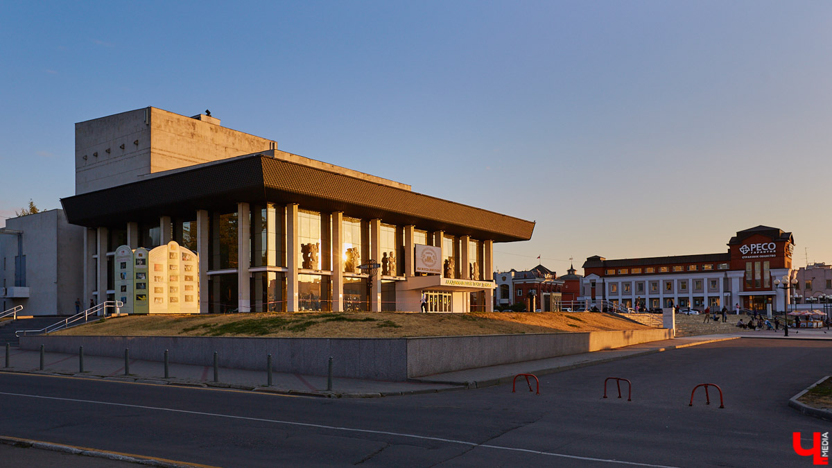 Здание администрации 33-го региона ждет ремонт. Но, вместо того чтобы «закатать» его белокаменные фасады в керамогранит, что, скорее всего, случится с владимирским ж/д вокзалом, их почистят и укрепят. Уже неплохо! «Ключ-Медиа» решил вспомнить, какие еще подобные объекты сохранились в городе в своем первозданном виде, ну и каким повезло чуть меньше.