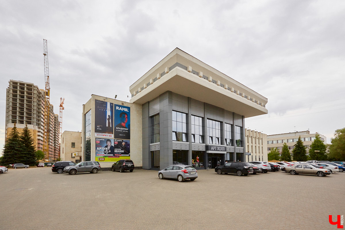 Здание администрации 33-го региона ждет ремонт. Но, вместо того чтобы «закатать» его белокаменные фасады в керамогранит, что, скорее всего, случится с владимирским ж/д вокзалом, их почистят и укрепят. Уже неплохо! «Ключ-Медиа» решил вспомнить, какие еще подобные объекты сохранились в городе в своем первозданном виде, ну и каким повезло чуть меньше.