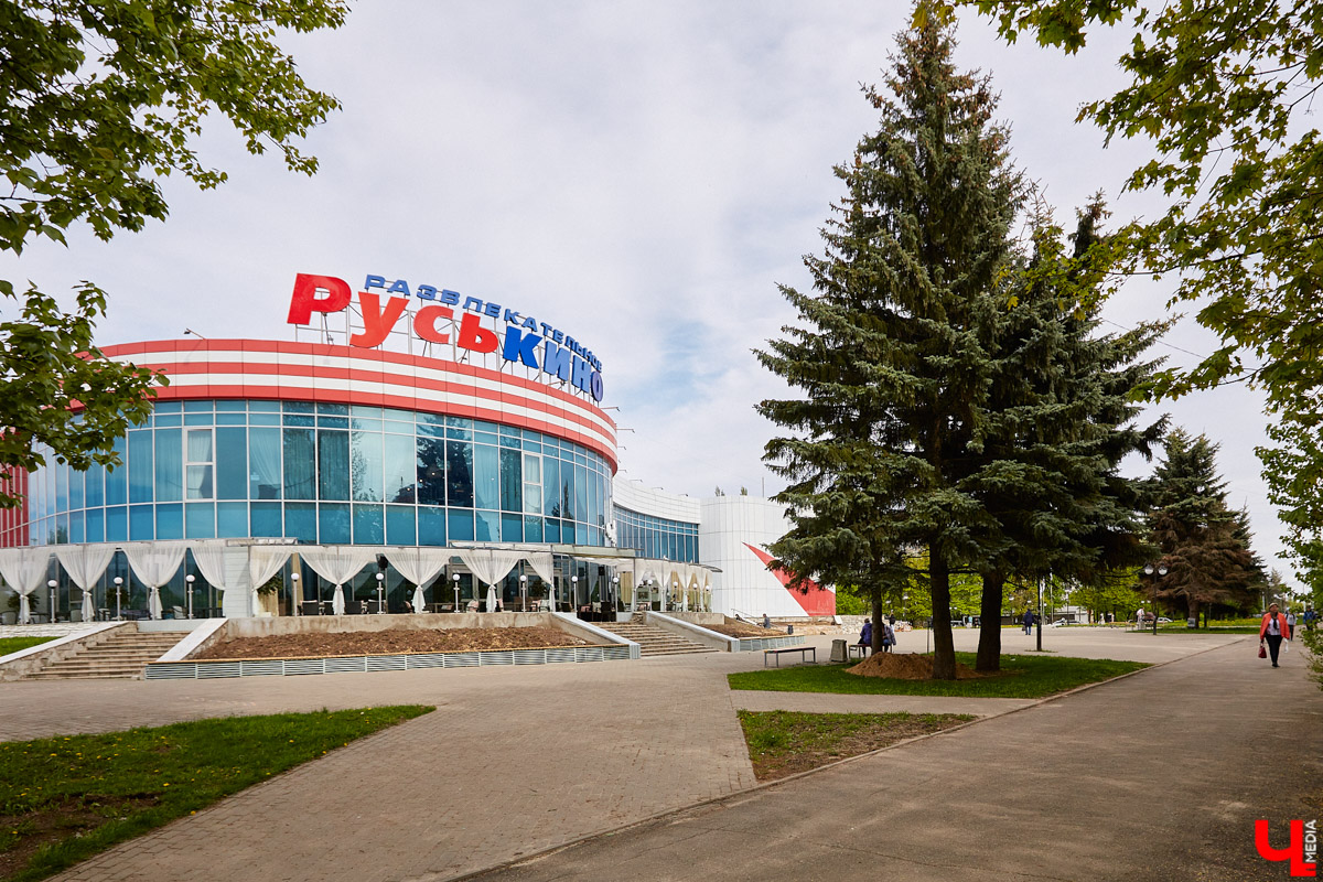 Здание администрации 33-го региона ждет ремонт. Но, вместо того чтобы «закатать» его белокаменные фасады в керамогранит, что, скорее всего, случится с владимирским ж/д вокзалом, их почистят и укрепят. Уже неплохо! «Ключ-Медиа» решил вспомнить, какие еще подобные объекты сохранились в городе в своем первозданном виде, ну и каким повезло чуть меньше.