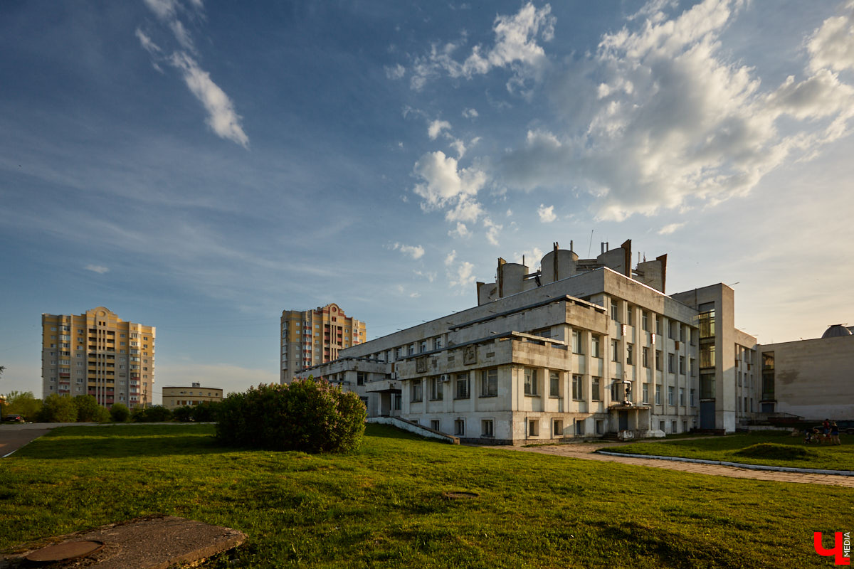 Здание администрации 33-го региона ждет ремонт. Но, вместо того чтобы «закатать» его белокаменные фасады в керамогранит, что, скорее всего, случится с владимирским ж/д вокзалом, их почистят и укрепят. Уже неплохо! «Ключ-Медиа» решил вспомнить, какие еще подобные объекты сохранились в городе в своем первозданном виде, ну и каким повезло чуть меньше.