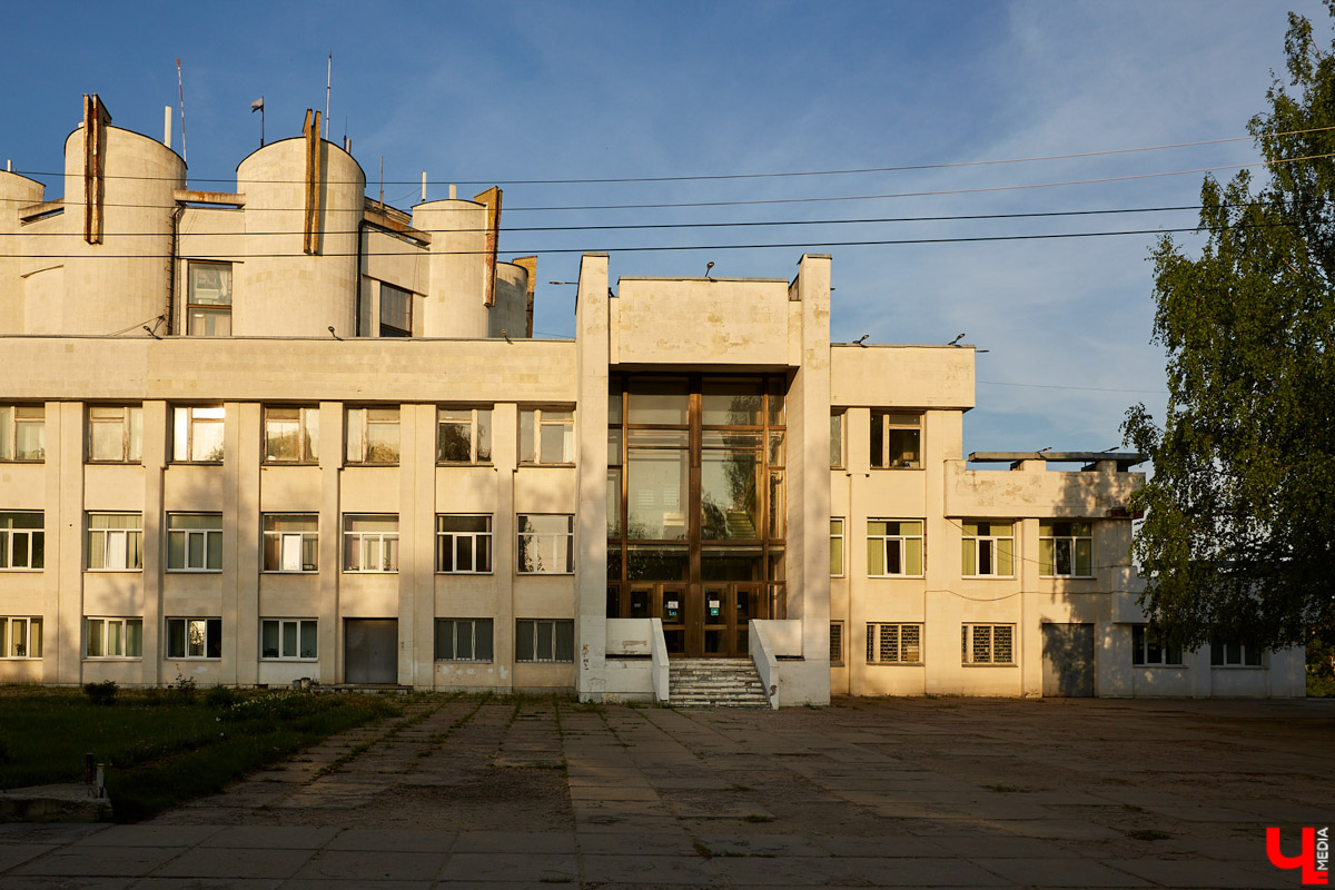 Здание администрации 33-го региона ждет ремонт. Но, вместо того чтобы «закатать» его белокаменные фасады в керамогранит, что, скорее всего, случится с владимирским ж/д вокзалом, их почистят и укрепят. Уже неплохо! «Ключ-Медиа» решил вспомнить, какие еще подобные объекты сохранились в городе в своем первозданном виде, ну и каким повезло чуть меньше.