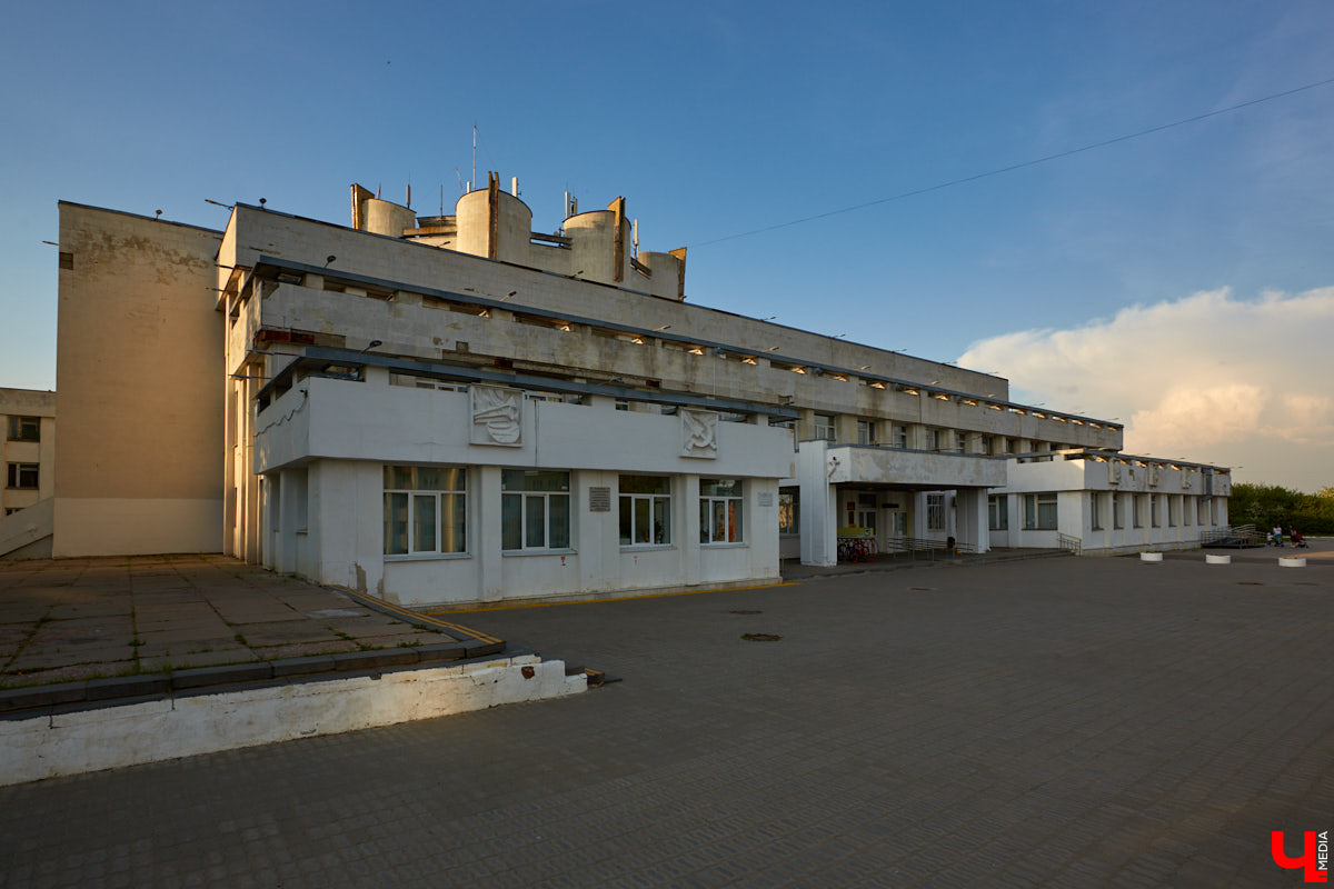 Здание администрации 33-го региона ждет ремонт. Но, вместо того чтобы «закатать» его белокаменные фасады в керамогранит, что, скорее всего, случится с владимирским ж/д вокзалом, их почистят и укрепят. Уже неплохо! «Ключ-Медиа» решил вспомнить, какие еще подобные объекты сохранились в городе в своем первозданном виде, ну и каким повезло чуть меньше.