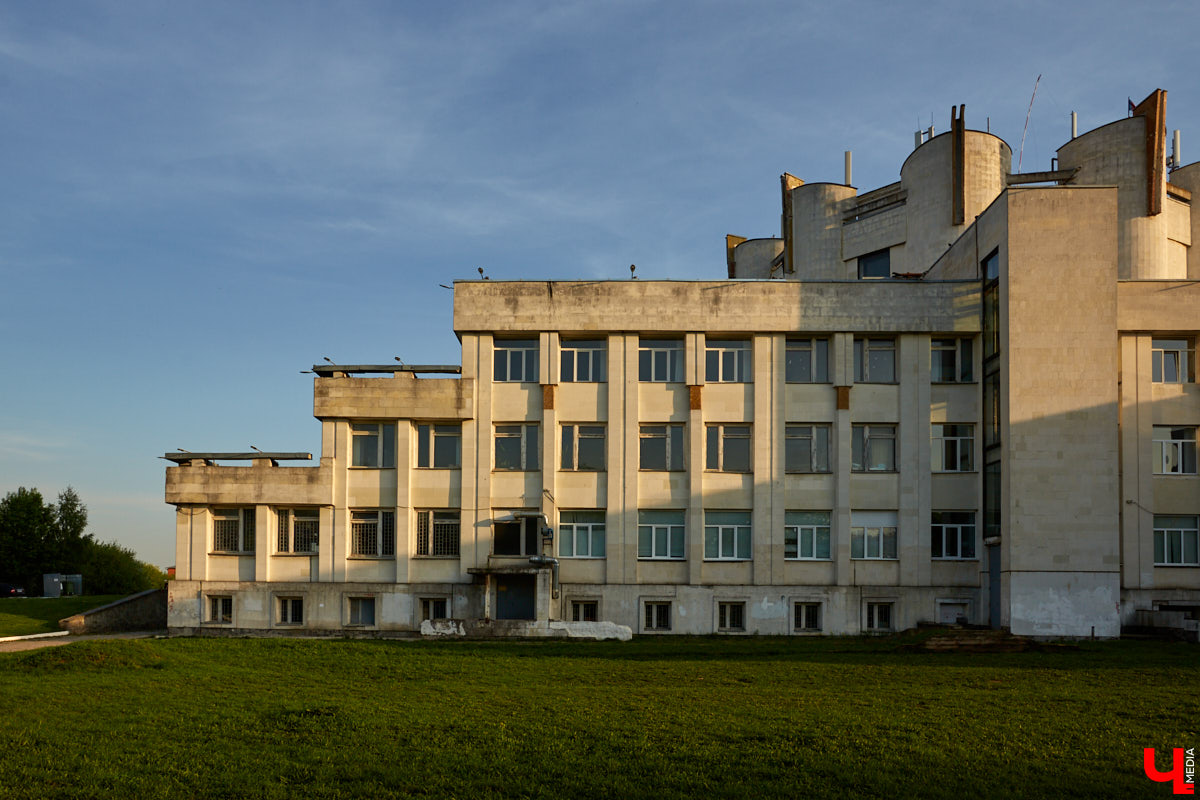 Здание администрации 33-го региона ждет ремонт. Но, вместо того чтобы «закатать» его белокаменные фасады в керамогранит, что, скорее всего, случится с владимирским ж/д вокзалом, их почистят и укрепят. Уже неплохо! «Ключ-Медиа» решил вспомнить, какие еще подобные объекты сохранились в городе в своем первозданном виде, ну и каким повезло чуть меньше.