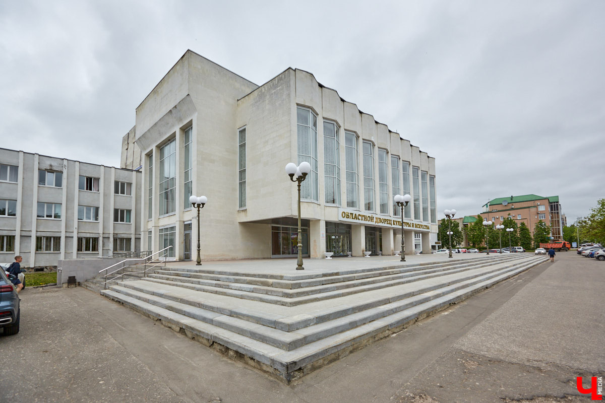 Здание администрации 33-го региона ждет ремонт. Но, вместо того чтобы «закатать» его белокаменные фасады в керамогранит, что, скорее всего, случится с владимирским ж/д вокзалом, их почистят и укрепят. Уже неплохо! «Ключ-Медиа» решил вспомнить, какие еще подобные объекты сохранились в городе в своем первозданном виде, ну и каким повезло чуть меньше.