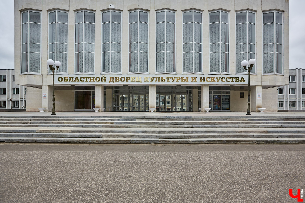 Здание администрации 33-го региона ждет ремонт. Но, вместо того чтобы «закатать» его белокаменные фасады в керамогранит, что, скорее всего, случится с владимирским ж/д вокзалом, их почистят и укрепят. Уже неплохо! «Ключ-Медиа» решил вспомнить, какие еще подобные объекты сохранились в городе в своем первозданном виде, ну и каким повезло чуть меньше.