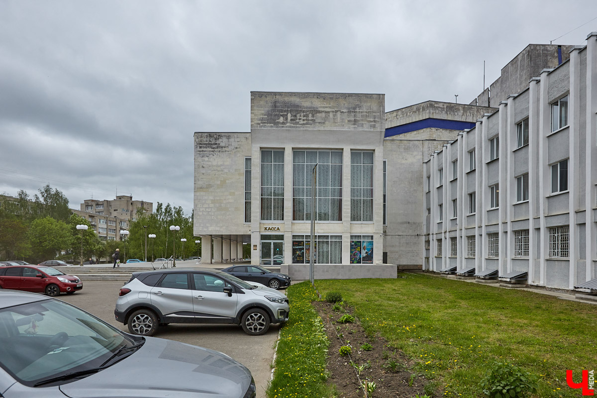 Здание администрации 33-го региона ждет ремонт. Но, вместо того чтобы «закатать» его белокаменные фасады в керамогранит, что, скорее всего, случится с владимирским ж/д вокзалом, их почистят и укрепят. Уже неплохо! «Ключ-Медиа» решил вспомнить, какие еще подобные объекты сохранились в городе в своем первозданном виде, ну и каким повезло чуть меньше.