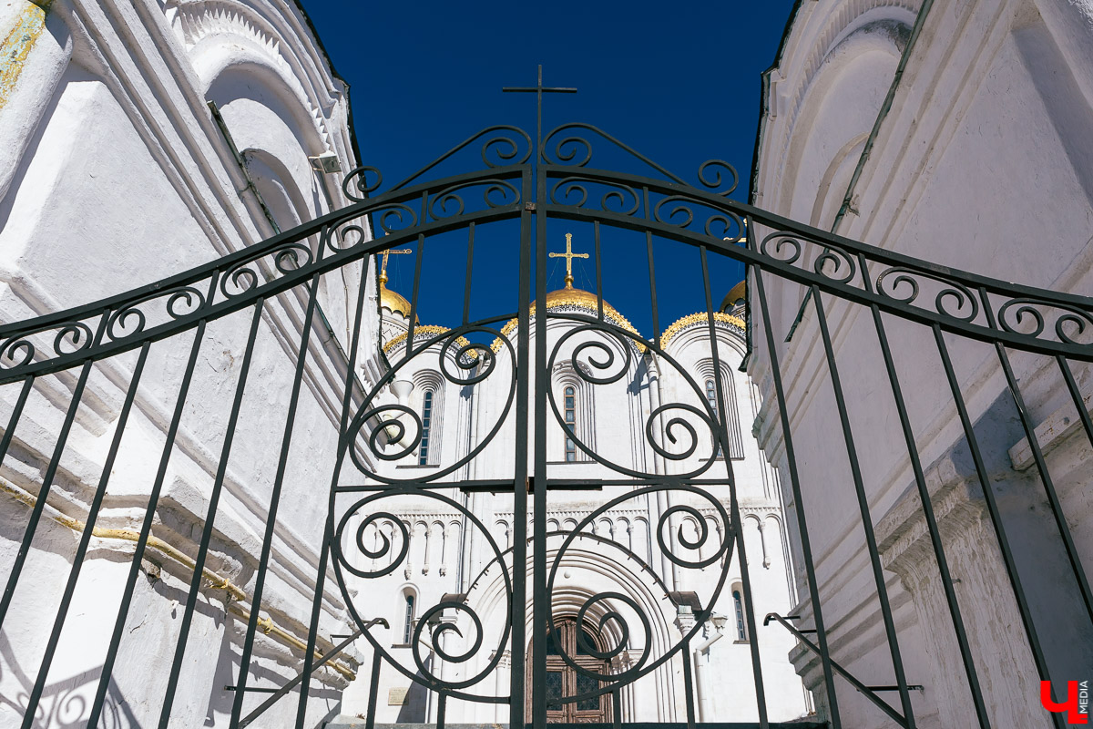 Здание администрации 33-го региона ждет ремонт. Но, вместо того чтобы «закатать» его белокаменные фасады в керамогранит, что, скорее всего, случится с владимирским ж/д вокзалом, их почистят и укрепят. Уже неплохо! «Ключ-Медиа» решил вспомнить, какие еще подобные объекты сохранились в городе в своем первозданном виде, ну и каким повезло чуть меньше.