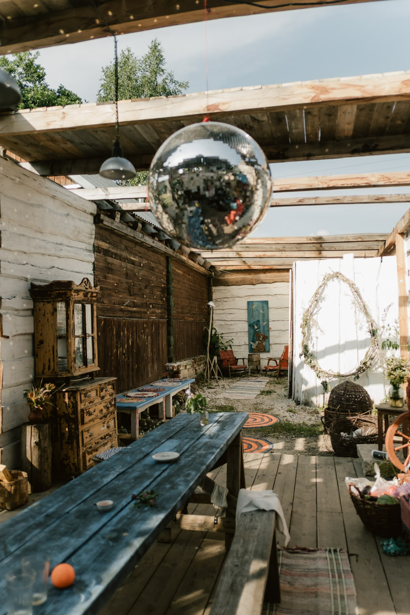 Творческое комьюнити под Суздалем не только построило деревянный «ковчег», но и устроило путешествие-экспириенс по эпизодам шедевров Шекспира: с шествием и факелами, штурмом замка и, конечно, лавстори, на этот раз со счастливым концом и облеченной в формат рейва!