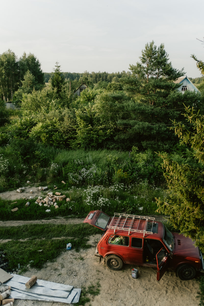 Творческое комьюнити под Суздалем не только построило деревянный «ковчег», но и устроило путешествие-экспириенс по эпизодам шедевров Шекспира: с шествием и факелами, штурмом замка и, конечно, лавстори, на этот раз со счастливым концом и облеченной в формат рейва!