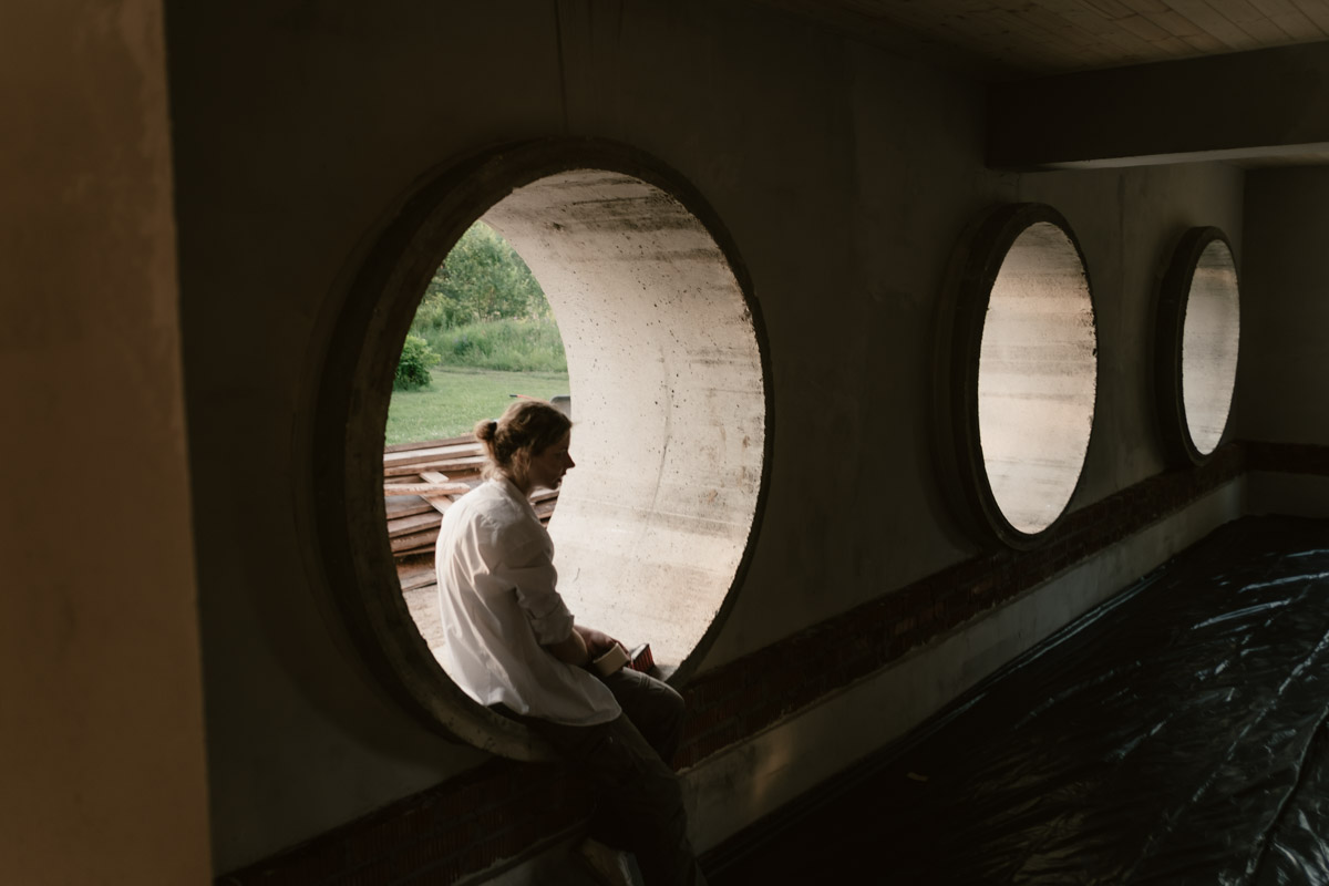 Творческое комьюнити под Суздалем не только построило деревянный «ковчег», но и устроило путешествие-экспириенс по эпизодам шедевров Шекспира: с шествием и факелами, штурмом замка и, конечно, лавстори, на этот раз со счастливым концом и облеченной в формат рейва!