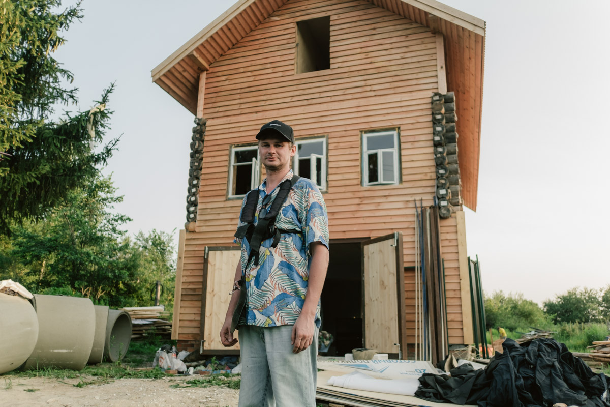 Творческое комьюнити под Суздалем не только построило деревянный «ковчег», но и устроило путешествие-экспириенс по эпизодам шедевров Шекспира: с шествием и факелами, штурмом замка и, конечно, лавстори, на этот раз со счастливым концом и облеченной в формат рейва!