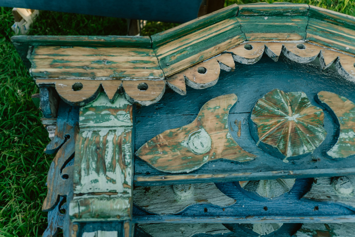 Творческое комьюнити под Суздалем не только построило деревянный «ковчег», но и устроило путешествие-экспириенс по эпизодам шедевров Шекспира: с шествием и факелами, штурмом замка и, конечно, лавстори, на этот раз со счастливым концом и облеченной в формат рейва!