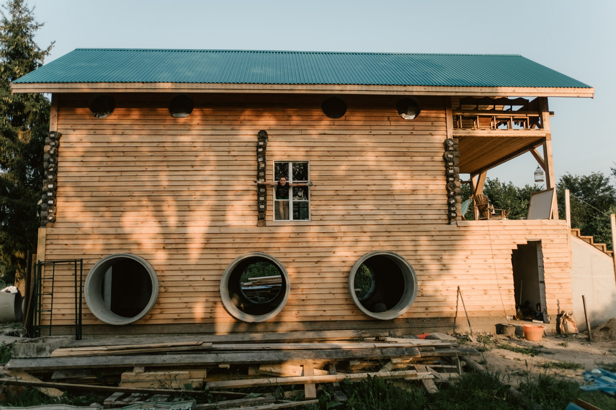 Творческое комьюнити под Суздалем не только построило деревянный «ковчег», но и устроило путешествие-экспириенс по эпизодам шедевров Шекспира: с шествием и факелами, штурмом замка и, конечно, лавстори, на этот раз со счастливым концом и облеченной в формат рейва!