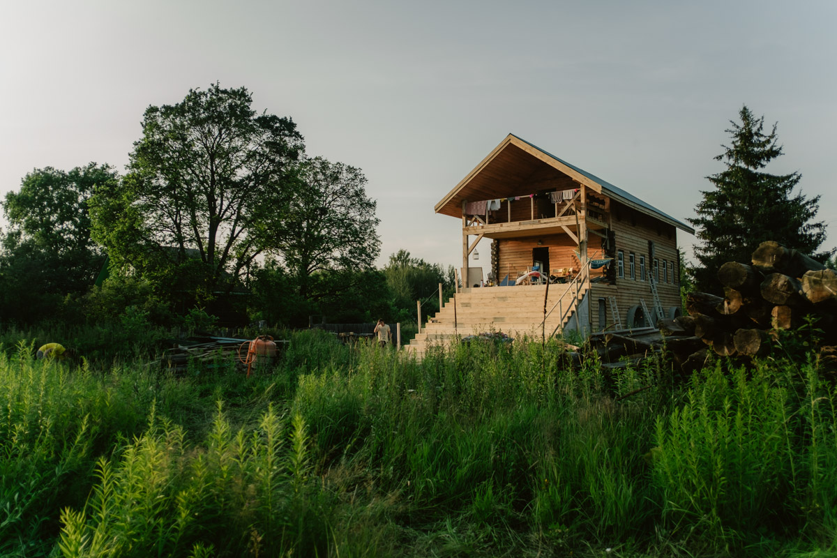 Творческое комьюнити под Суздалем не только построило деревянный «ковчег», но и устроило путешествие-экспириенс по эпизодам шедевров Шекспира: с шествием и факелами, штурмом замка и, конечно, лавстори, на этот раз со счастливым концом и облеченной в формат рейва!