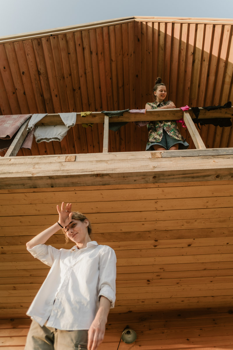 Творческое комьюнити под Суздалем не только построило деревянный «ковчег», но и устроило путешествие-экспириенс по эпизодам шедевров Шекспира: с шествием и факелами, штурмом замка и, конечно, лавстори, на этот раз со счастливым концом и облеченной в формат рейва!