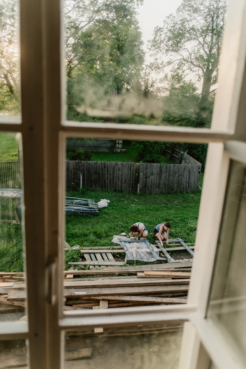 Творческое комьюнити под Суздалем не только построило деревянный «ковчег», но и устроило путешествие-экспириенс по эпизодам шедевров Шекспира: с шествием и факелами, штурмом замка и, конечно, лавстори, на этот раз со счастливым концом и облеченной в формат рейва!