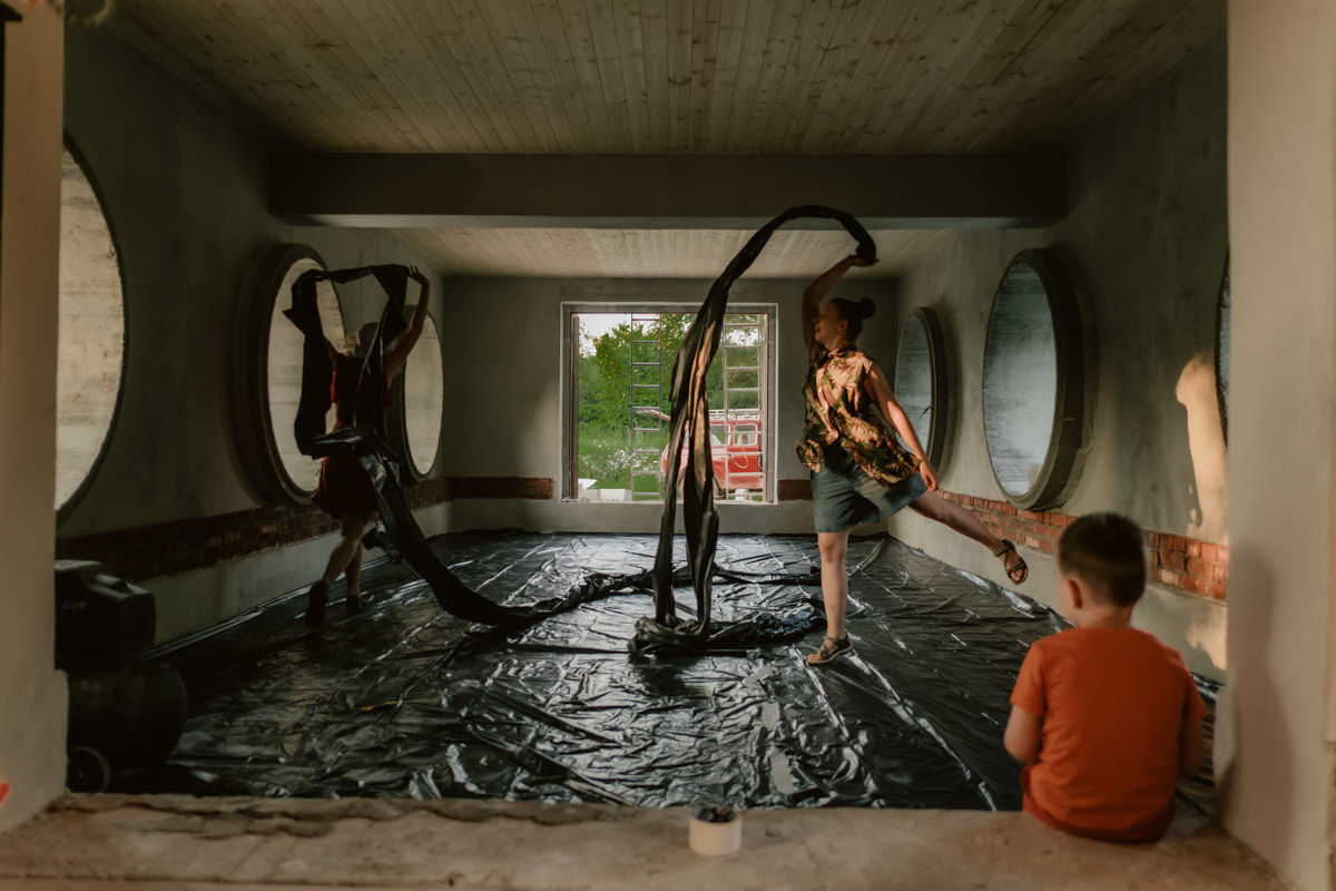 Творческое комьюнити под Суздалем не только построило деревянный «ковчег», но и устроило путешествие-экспириенс по эпизодам шедевров Шекспира: с шествием и факелами, штурмом замка и, конечно, лавстори, на этот раз со счастливым концом и облеченной в формат рейва!