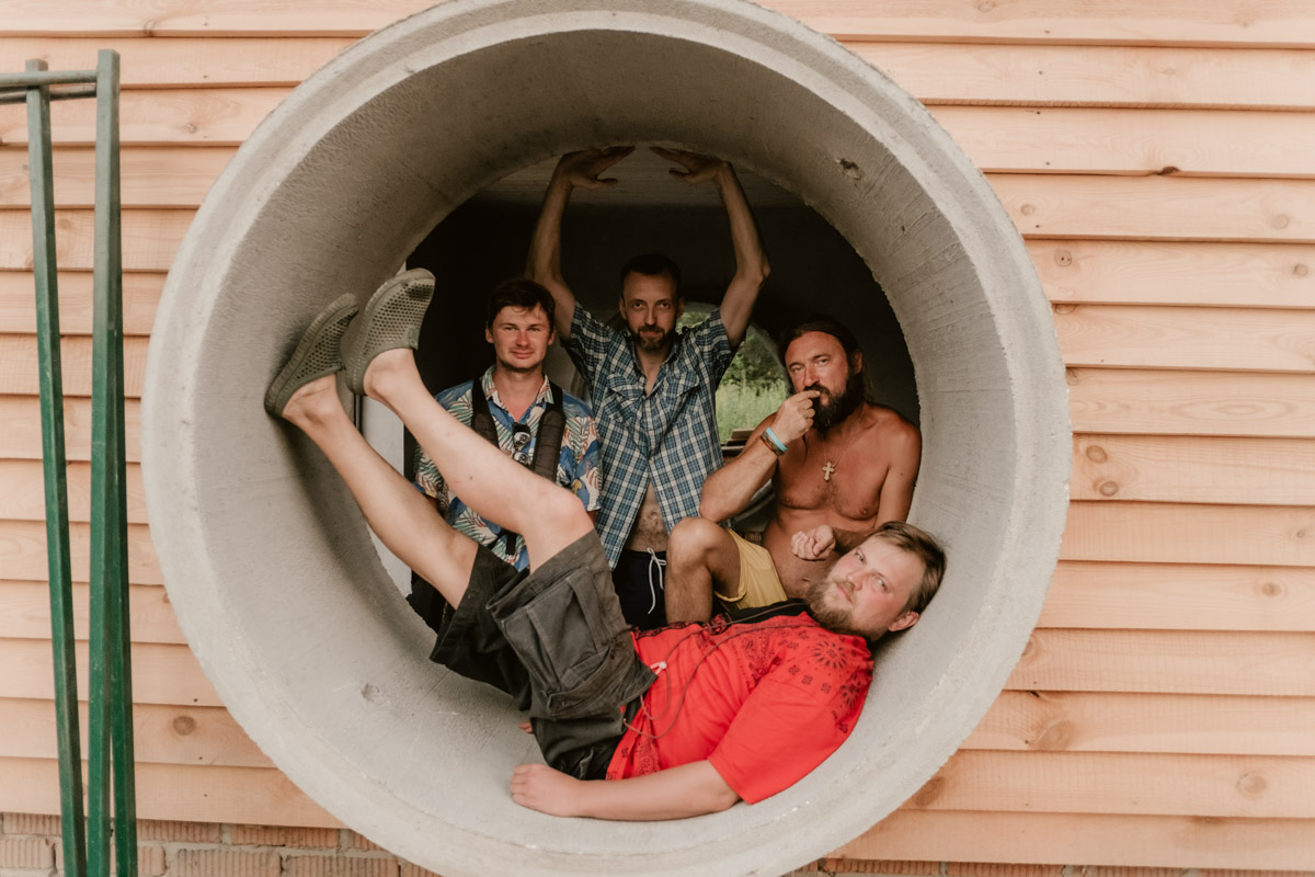 Творческое комьюнити под Суздалем не только построило деревянный «ковчег», но и устроило путешествие-экспириенс по эпизодам шедевров Шекспира: с шествием и факелами, штурмом замка и, конечно, лавстори, на этот раз со счастливым концом и облеченной в формат рейва!