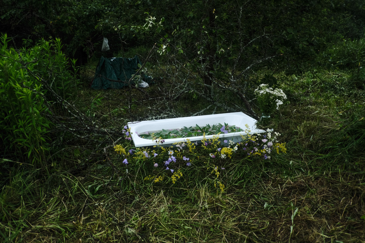 Творческое комьюнити под Суздалем не только построило деревянный «ковчег», но и устроило путешествие-экспириенс по эпизодам шедевров Шекспира: с шествием и факелами, штурмом замка и, конечно, лавстори, на этот раз со счастливым концом и облеченной в формат рейва!