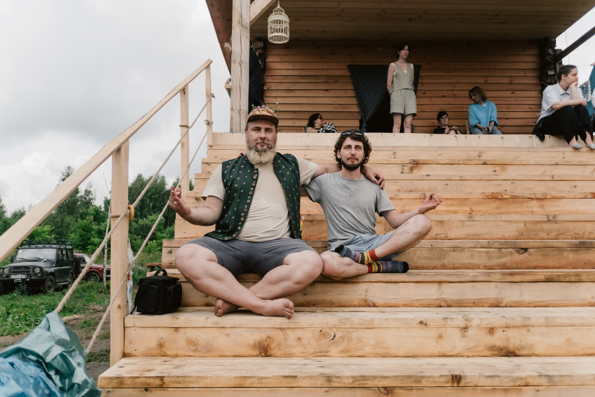 Творческое комьюнити под Суздалем не только построило деревянный «ковчег», но и устроило путешествие-экспириенс по эпизодам шедевров Шекспира: с шествием и факелами, штурмом замка и, конечно, лавстори, на этот раз со счастливым концом и облеченной в формат рейва!