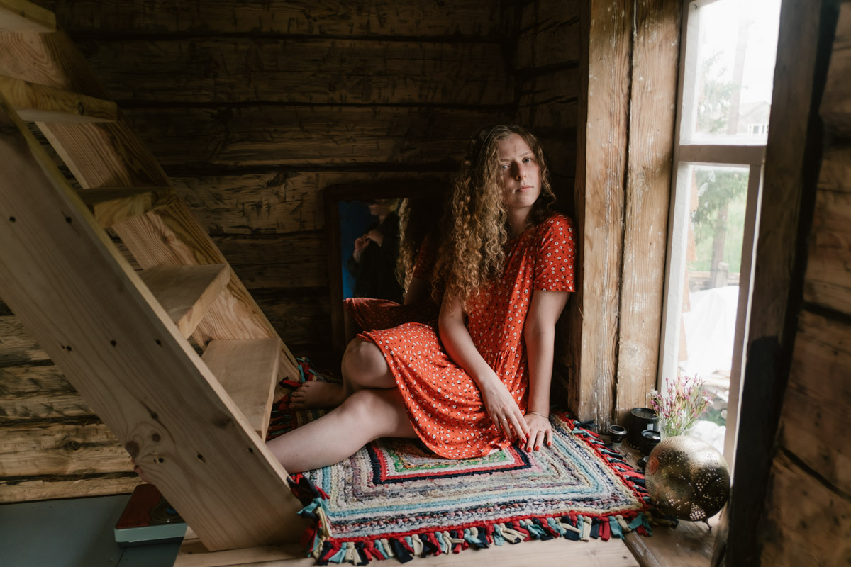 Творческое комьюнити под Суздалем не только построило деревянный «ковчег», но и устроило путешествие-экспириенс по эпизодам шедевров Шекспира: с шествием и факелами, штурмом замка и, конечно, лавстори, на этот раз со счастливым концом и облеченной в формат рейва!