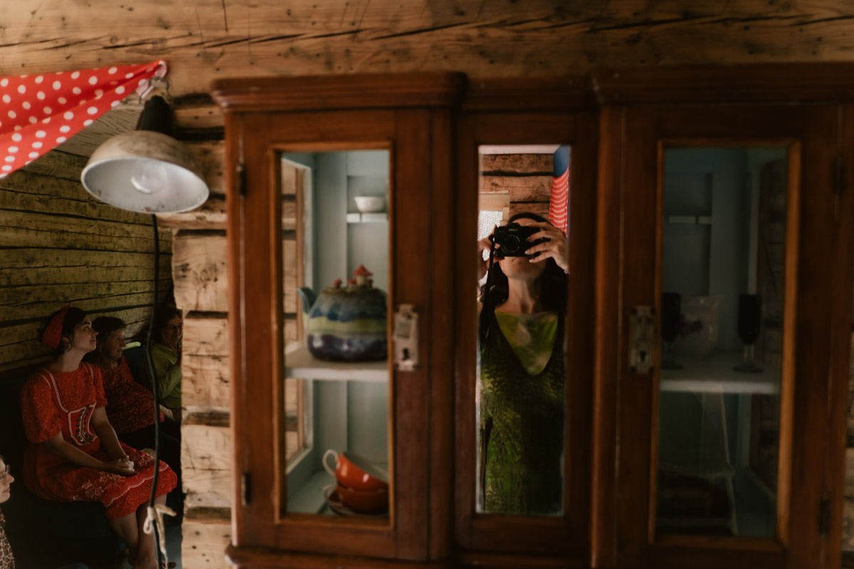 Творческое комьюнити под Суздалем не только построило деревянный «ковчег», но и устроило путешествие-экспириенс по эпизодам шедевров Шекспира: с шествием и факелами, штурмом замка и, конечно, лавстори, на этот раз со счастливым концом и облеченной в формат рейва!