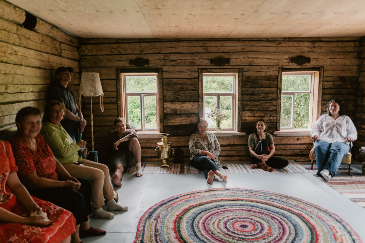 Творческое комьюнити под Суздалем не только построило деревянный «ковчег», но и устроило путешествие-экспириенс по эпизодам шедевров Шекспира: с шествием и факелами, штурмом замка и, конечно, лавстори, на этот раз со счастливым концом и облеченной в формат рейва!
