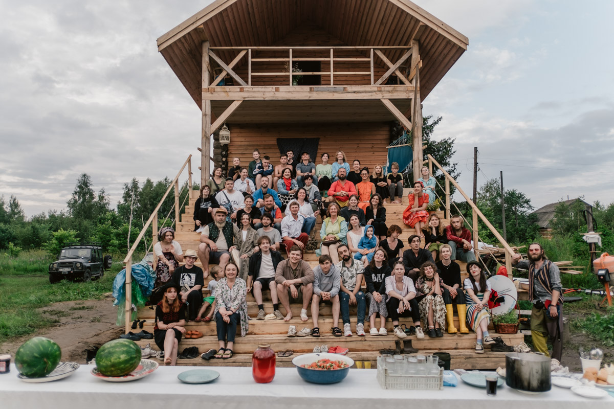 Творческое комьюнити под Суздалем не только построило деревянный «ковчег», но и устроило путешествие-экспириенс по эпизодам шедевров Шекспира: с шествием и факелами, штурмом замка и, конечно, лавстори, на этот раз со счастливым концом и облеченной в формат рейва!