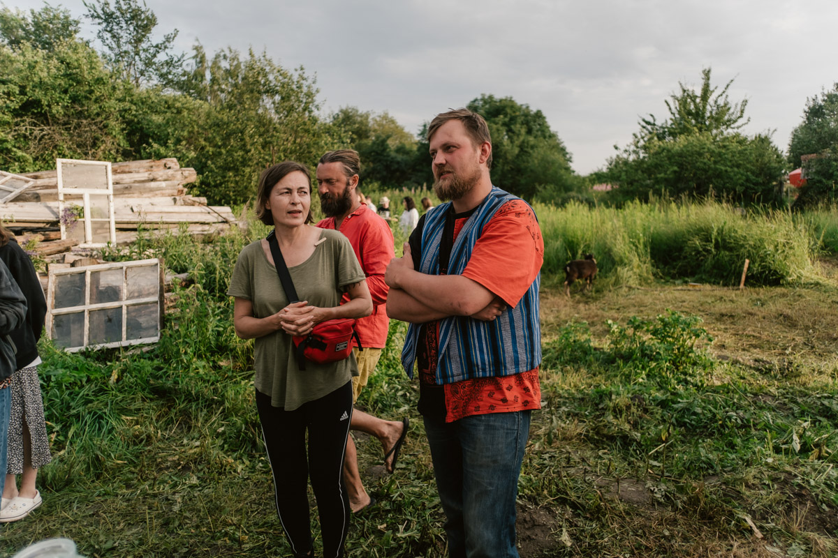 Творческое комьюнити под Суздалем не только построило деревянный «ковчег», но и устроило путешествие-экспириенс по эпизодам шедевров Шекспира: с шествием и факелами, штурмом замка и, конечно, лавстори, на этот раз со счастливым концом и облеченной в формат рейва!