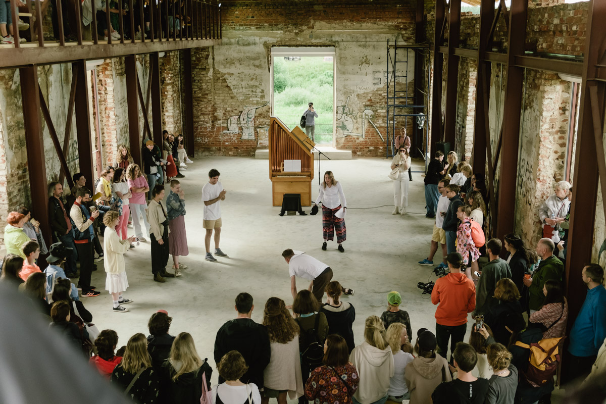 Творческое комьюнити под Суздалем не только построило деревянный «ковчег», но и устроило путешествие-экспириенс по эпизодам шедевров Шекспира: с шествием и факелами, штурмом замка и, конечно, лавстори, на этот раз со счастливым концом и облеченной в формат рейва!