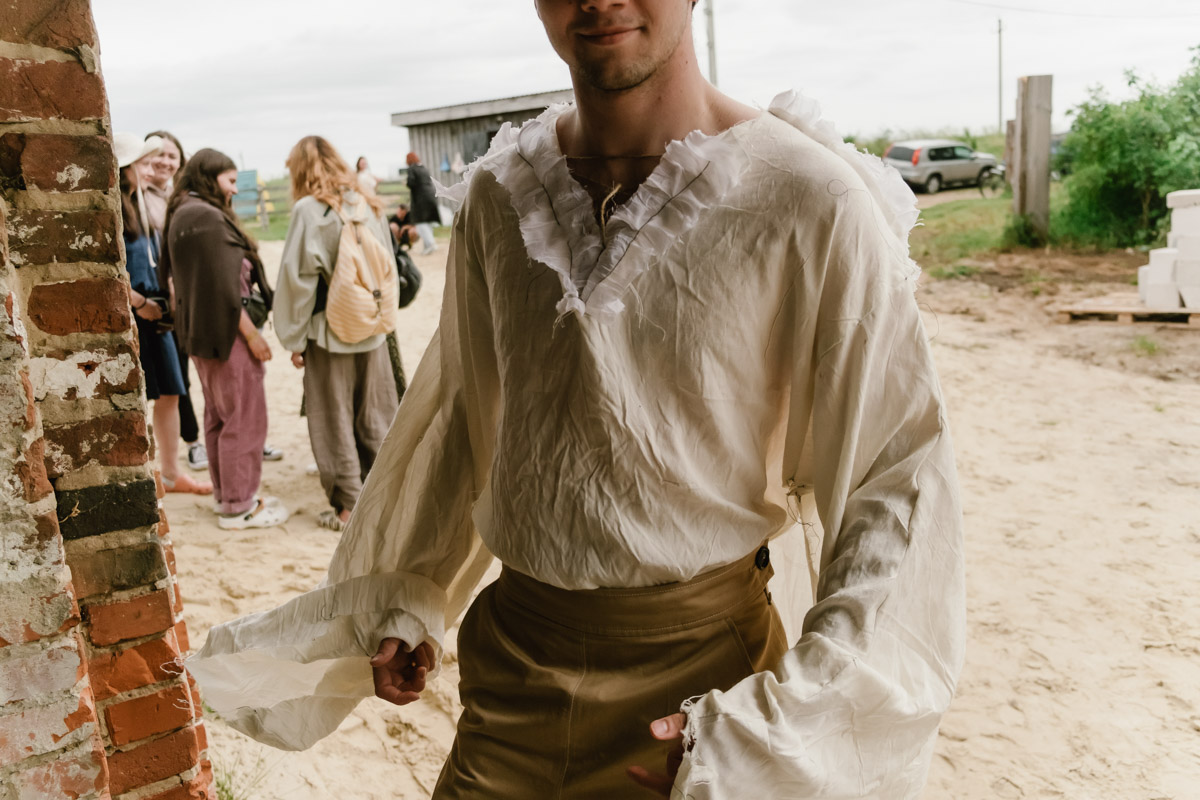 Творческое комьюнити под Суздалем не только построило деревянный «ковчег», но и устроило путешествие-экспириенс по эпизодам шедевров Шекспира: с шествием и факелами, штурмом замка и, конечно, лавстори, на этот раз со счастливым концом и облеченной в формат рейва!