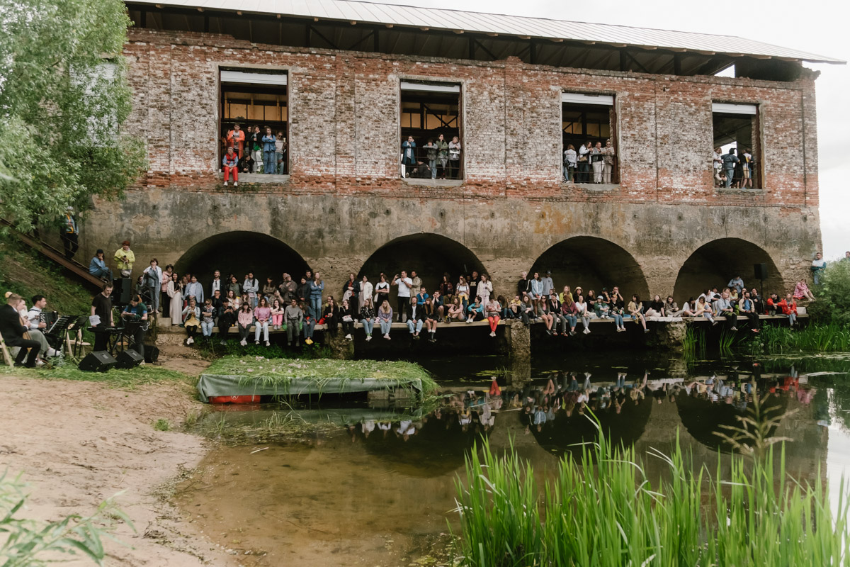 Творческое комьюнити под Суздалем не только построило деревянный «ковчег», но и устроило путешествие-экспириенс по эпизодам шедевров Шекспира: с шествием и факелами, штурмом замка и, конечно, лавстори, на этот раз со счастливым концом и облеченной в формат рейва!